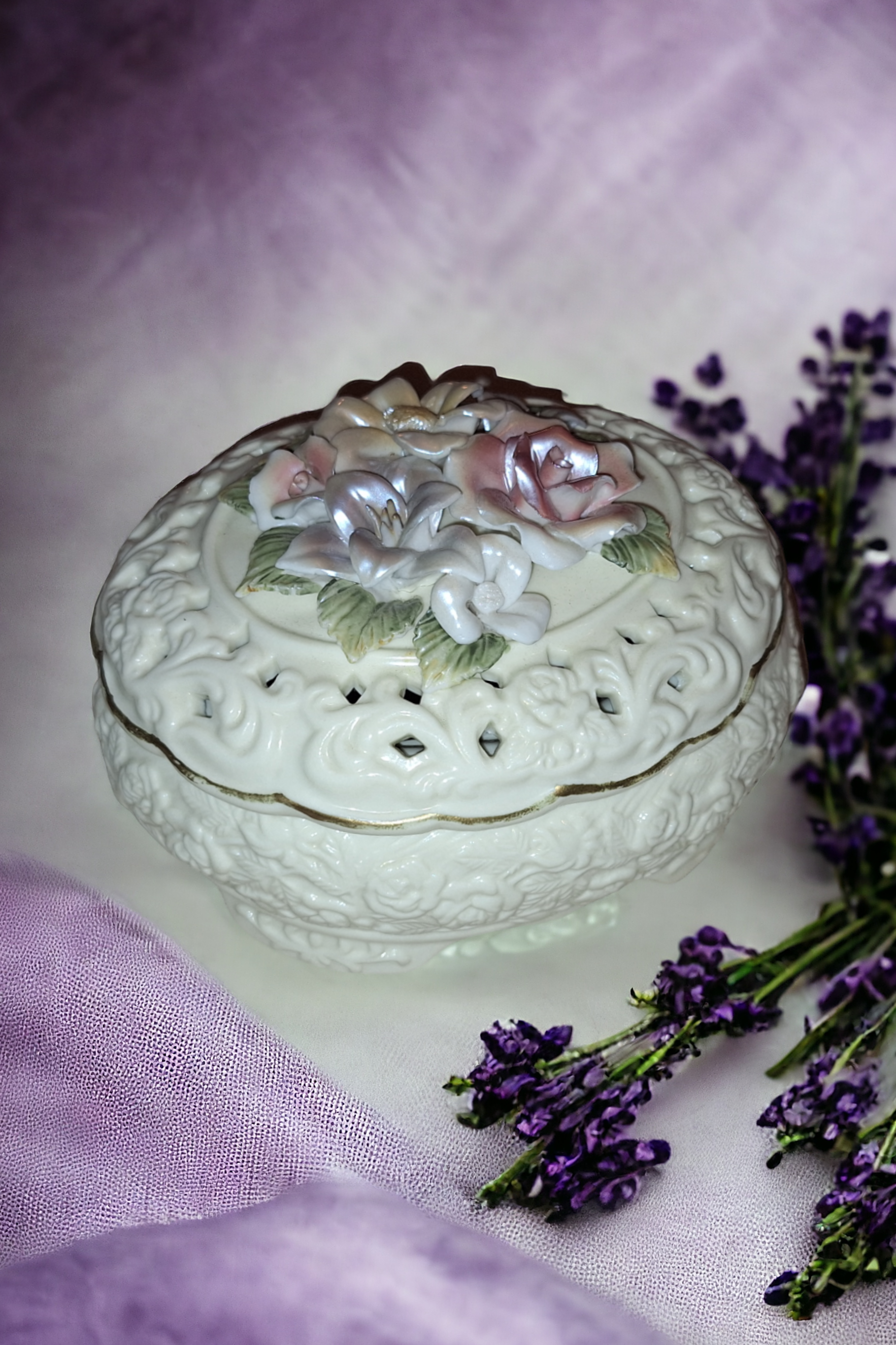 Vintage Porcelain Floral Trinket/Keepsake Box, with lid