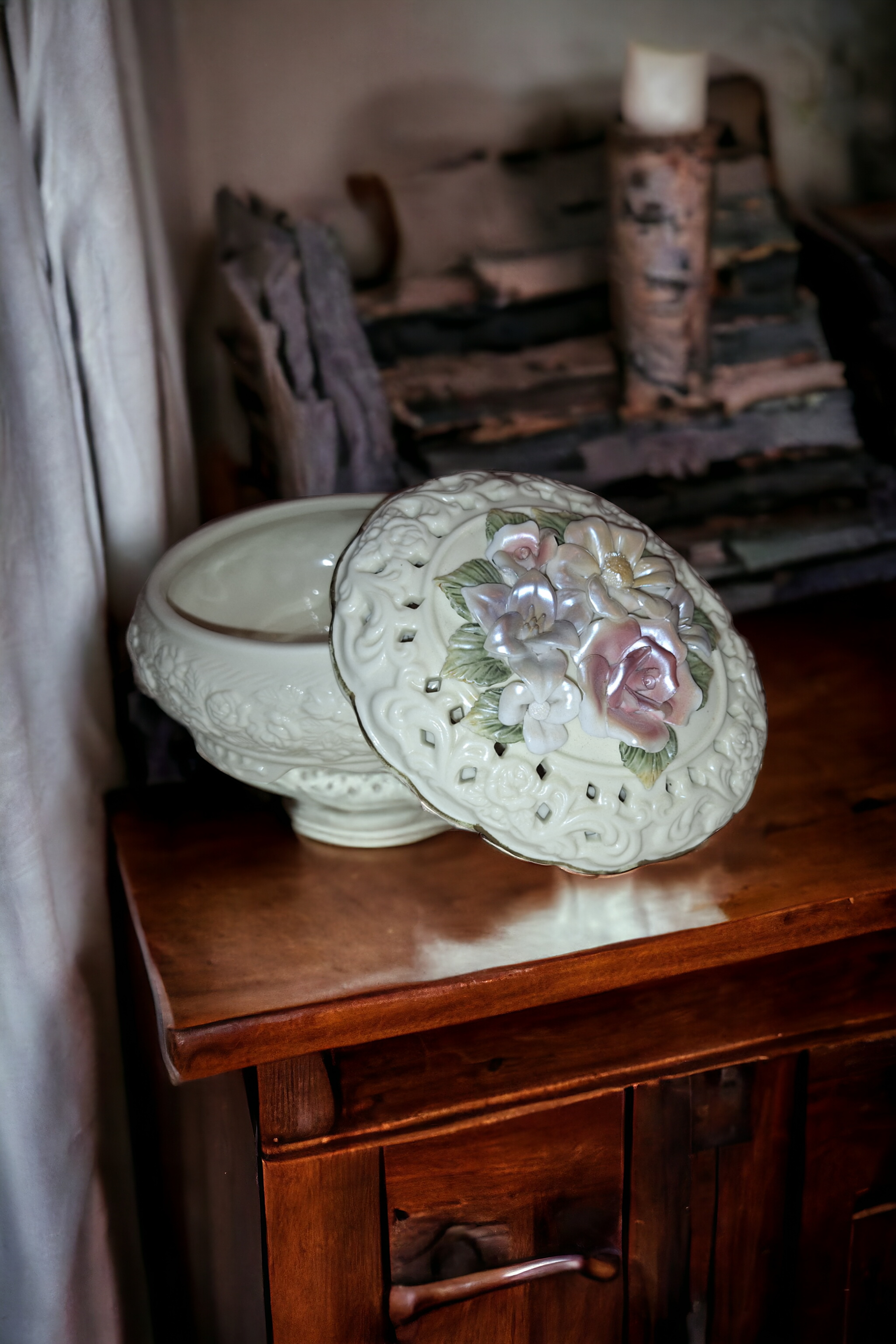 Vintage Porcelain Floral Trinket/Keepsake Box, with lid