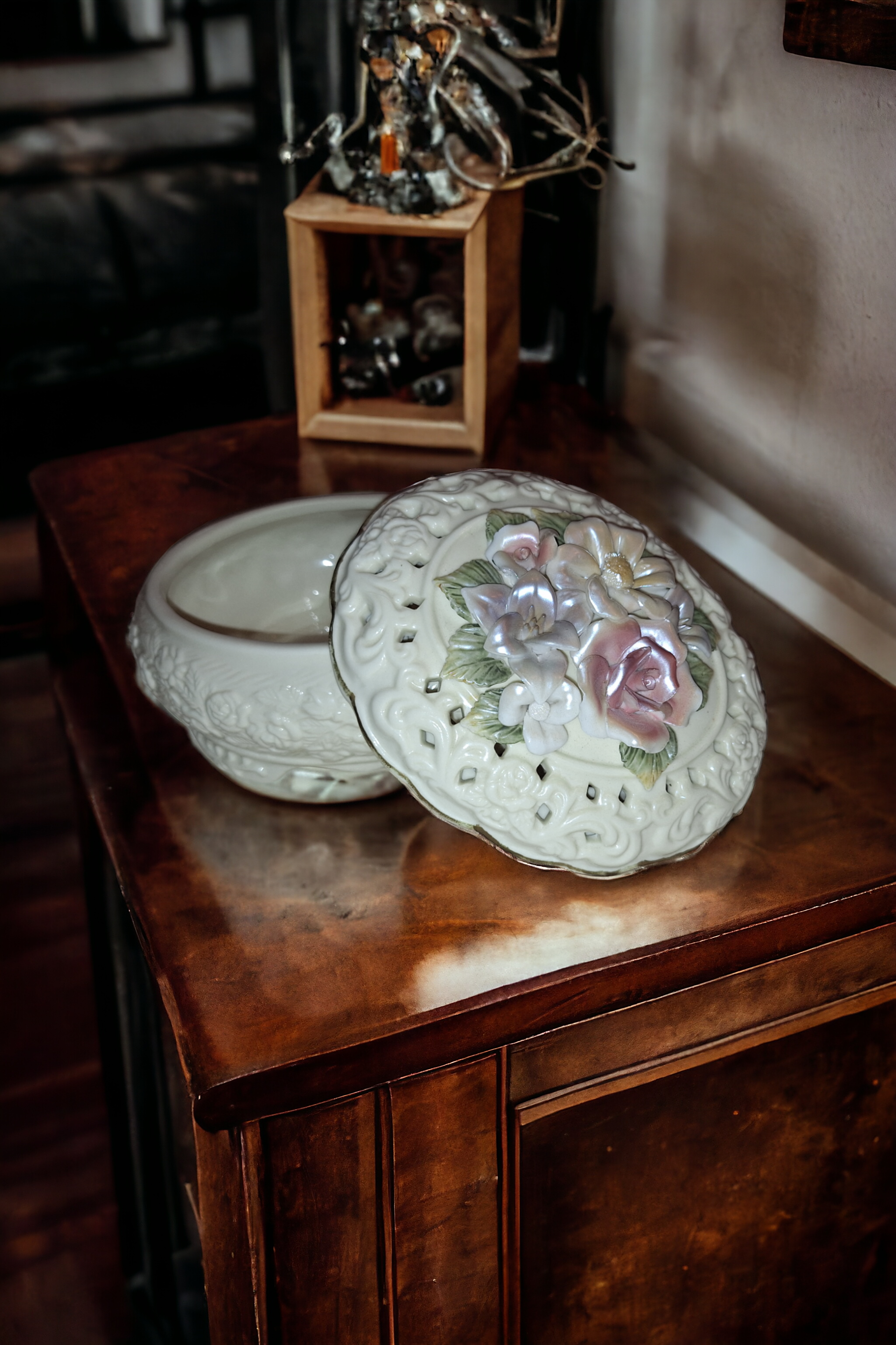 Vintage Porcelain Floral Trinket/Keepsake Box, with lid